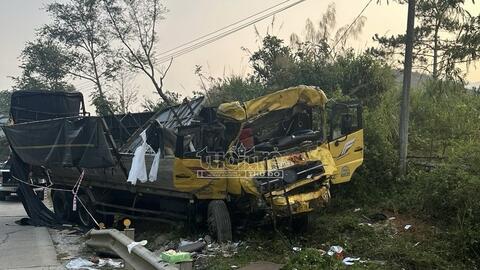 Kon Tum: Xe tải lao xuống cống, 2 người tử vong