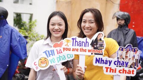 Ấm áp vòng tay mẹ đón con ở cổng trường thi