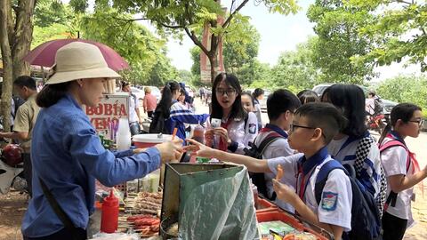 An toàn thực phẩm trước cổng trường: Chưa bao giờ hết lo