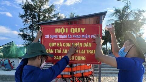 Lắp đặt trạm áo phao miễn phí trên bãi biển Đà Nẵng