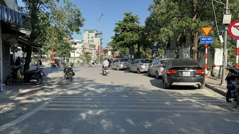 Ô tô đỗ tràn lan làm ùn tắc giao thông ngõ 553 Giải Phóng