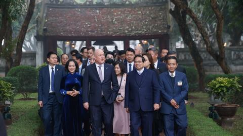 Thủ tướng Phạm Minh Chính cùng Thủ tướng New Zealand thăm Văn Miếu-Quốc Tử Giám