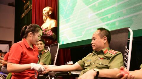 Hơn 1.000 chiến sĩ Công an Hà Nội hiến những giọt máu nghĩa tình