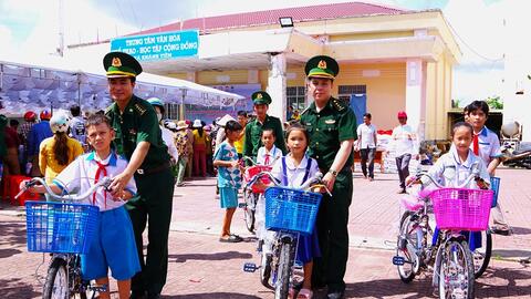 Bộ đội Biên phòng tỉnh Cà Mau thắt chặt tình quân dân nơi biên giới
