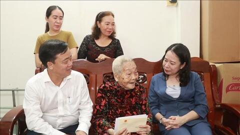 Phó chủ tịch nước Võ Thị Ánh Xuân thăm, tặng quà các gia đình chính sách