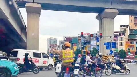 Hà Nội: Cảnh sát giao thông mở đường đưa bệnh nhân đi cấp cứu kịp thời