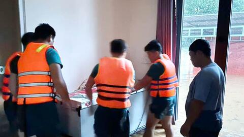 Bình An (Đồng Nai): Mưa ngập đến thắt lưng, bộ đội, dân quân xã khẩn trương giúp dân