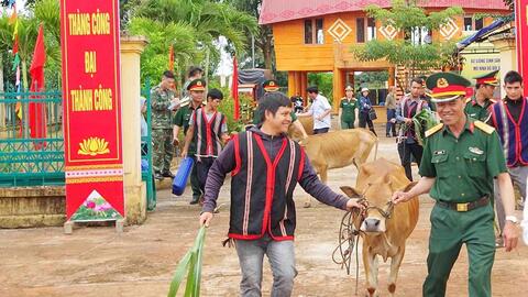 Đoàn Kinh tế - Quốc phòng 74 trao bò giống tặng người nghèo