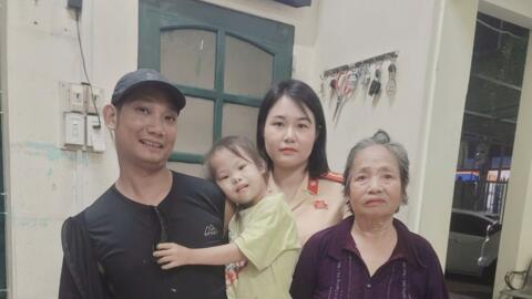 Nữ Cảnh sát giao thông Hà Nội kịp thời giúp cháu bé đi lạc