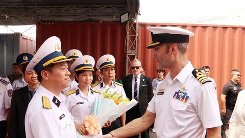 Tàu Hải quân Hoàng gia New Zealand thăm TP Hồ Chí Minh