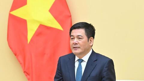 Bộ trưởng Nguyễn Hồng Diên trao các quyết định về công tác cán bộ