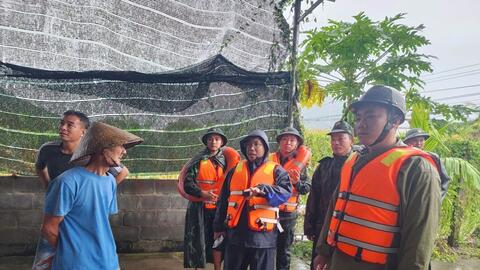 Bộ CHQS tỉnh Khánh Hòa vận động, giúp đỡ người dân đến nơi an toàn
