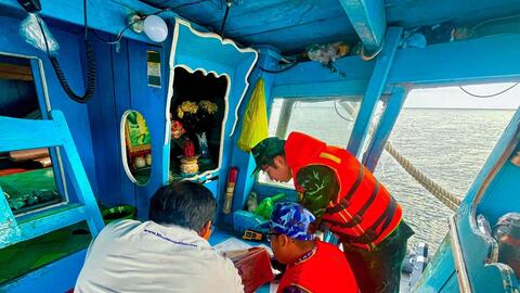 Hải đoàn Biên phòng 18 và Vùng Cảnh sát biển 3 tuyên truyền về chống khai thác IUU