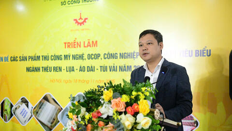 Khai mạc triển lãm chuyên đề ngành thêu ren, lụa, áo dài, túi vải 2025