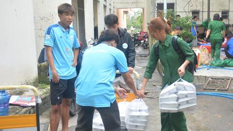 Thắp sáng niềm tin đồng bào vùng lũ