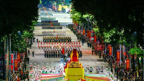 Các khối diễu binh tiến bước trong màn đêm