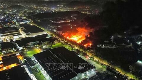 Khẩn trương khống chế cháy tại khu công nghiệp Tiên Sơn