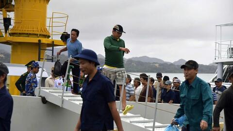 Bàn giao 52 ngư dân gặp nạn trên biển cho gia đình và địa phương