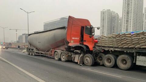 Tai nạn giữa hai ô tô đầu kéo trên Vành đai 3