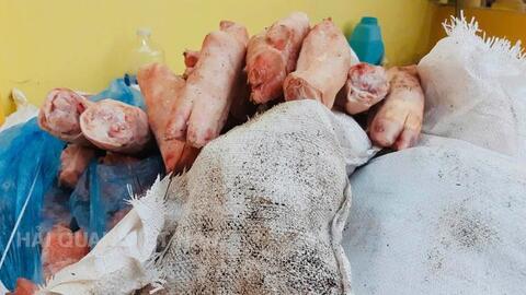 Hải quan liên tiếp xử lý các vụ vận chuyển thực phẩm bẩn, thuốc lá lậu