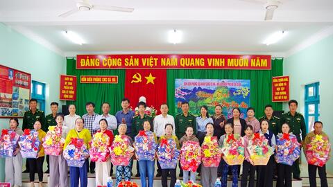 Mang Tết đến khu vực biên giới biển Cà Ná