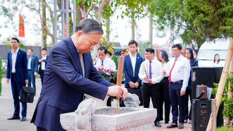 Tổng Bí thư dâng hương tưởng niệm Chủ tịch Hồ Chí Minh và các liệt sĩ
