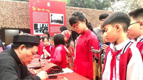 Hà Nội: Người dân, du khách rộn ràng khám phá Tết xưa