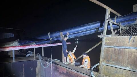 Hà Nội: Bắt giữ 2 tàu khai thác cát trái phép trên sông Cầu