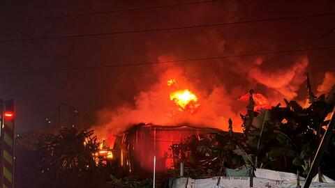 Hà Nội: Cháy xưởng gỗ trong đêm, đang xác định thiệt hại