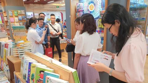 Phê phán khuynh hướng sáng tác lệch lạc làm phương hại nền văn học, nghệ thuật cách mạng