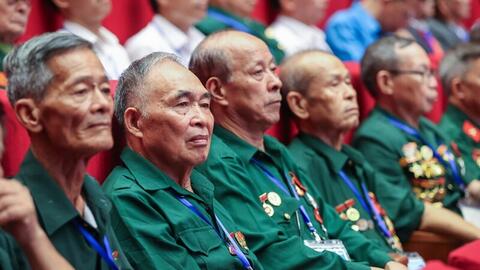 Thủ tướng yêu cầu tăng cường chăm lo người có công dịp 30/4