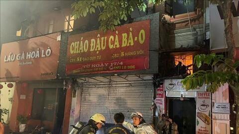 Hà Nội: Cứu 4 người trong đám cháy ở phố Hàng Vôi