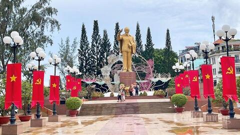 Cần Thơ: Rực rỡ cờ hoa mừng sinh nhật Bác trên nhiều tuyến phố