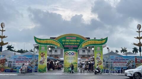 Sôi động hoạt động giao thương tại hội chợ sản phẩm OCOP Hưng Yên