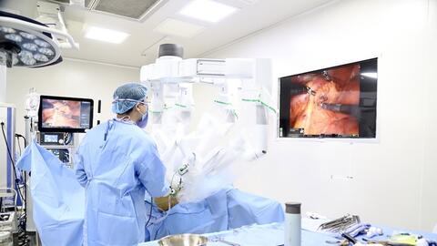 Phẫu thuật robot mở thêm cơ hội điều trị cho người bệnh ung thư trực tràng cao tuổi