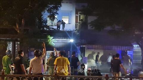TP Hồ Chí Minh: Cắt khóa cửa sắt giải cứu 6 người trong vụ cháy quán ăn
