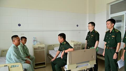 Động viên quân nhân Biên phòng bị thương khi làm nhiệm vụ