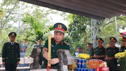 Thượng tướng Phùng Sĩ Tấn kiểm tra công tác rà phá bom mìn và tìm kiếm, quy tập hài cốt liệt sĩ tại Tuyên Quang