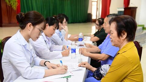 Hải đoàn Biên phòng 18 phối hợp khám, cấp thuốc cho người cao tuổi