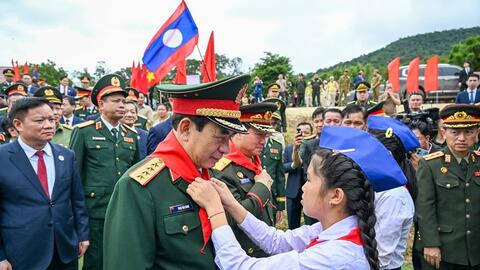 Bộ trưởng Bộ Quốc phòng hai nước Việt Nam - Lào thăm Trường Tiểu học ở tỉnh Bolykhamxay