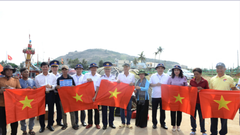Giúp ngư dân miền Trung vững tin vươn khơi, bám biển