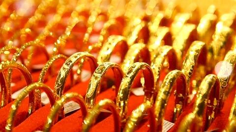 Giá vàng hôm nay (trưa 4-8): Giảm mạnh