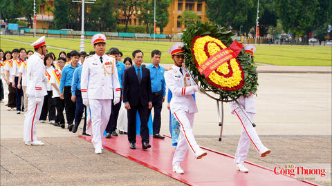 Công đoàn Công Thương báo công, dâng hoa viếng lăng Chủ tịch Hồ Chí Minh