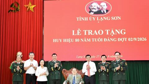 Đại tướng Phan Văn Giang trao Huy hiệu 80 năm tuổi Đảng tại Lạng Sơn
