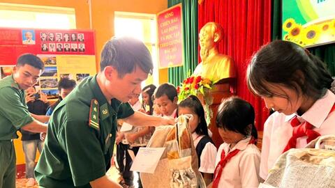 Giúp học sinh vùng cao xã Hùng Sơn vững bước tới trường