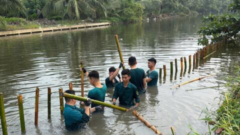 Cà Mau: Dân quân cơ động khẩn cấp xử lý sạt lở tuyến kênh Biện Tràng