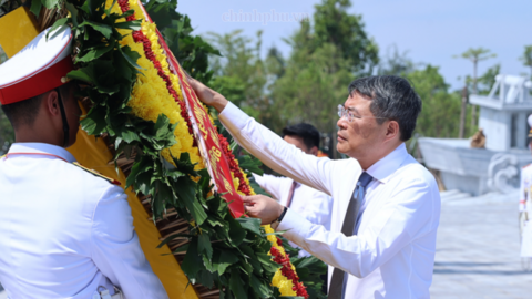 Thủ tướng dâng hương tưởng niệm tại Di tích Quốc gia đặc biệt Đường Hồ Chí Minh trên biển