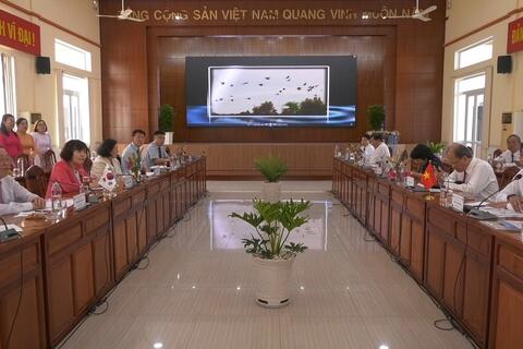 <a href="/mang-xa-hoi" title="Mạng - Xã hội" rel="dofollow">Mạng - Xã hội</a>