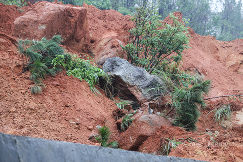 <a href="/mang-xa-hoi" title="Mạng - Xã hội" rel="dofollow">Mạng - Xã hội</a>