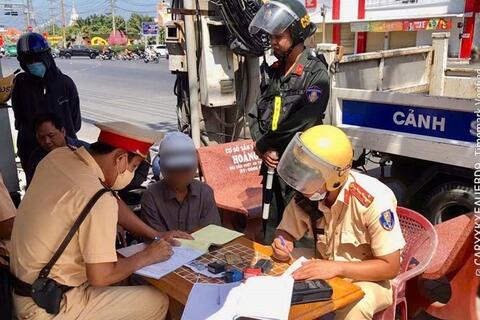 <a href="/mang-xa-hoi" title="Mạng - Xã hội" rel="dofollow">Mạng - Xã hội</a>